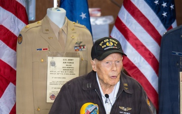 At 103, a B-17 pilot's story silences a room