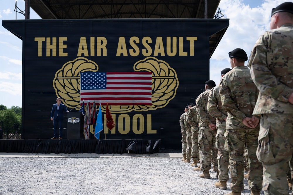 SECWAR Travels to Ft Campbell