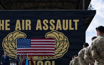 SECWAR Travels to Ft Campbell