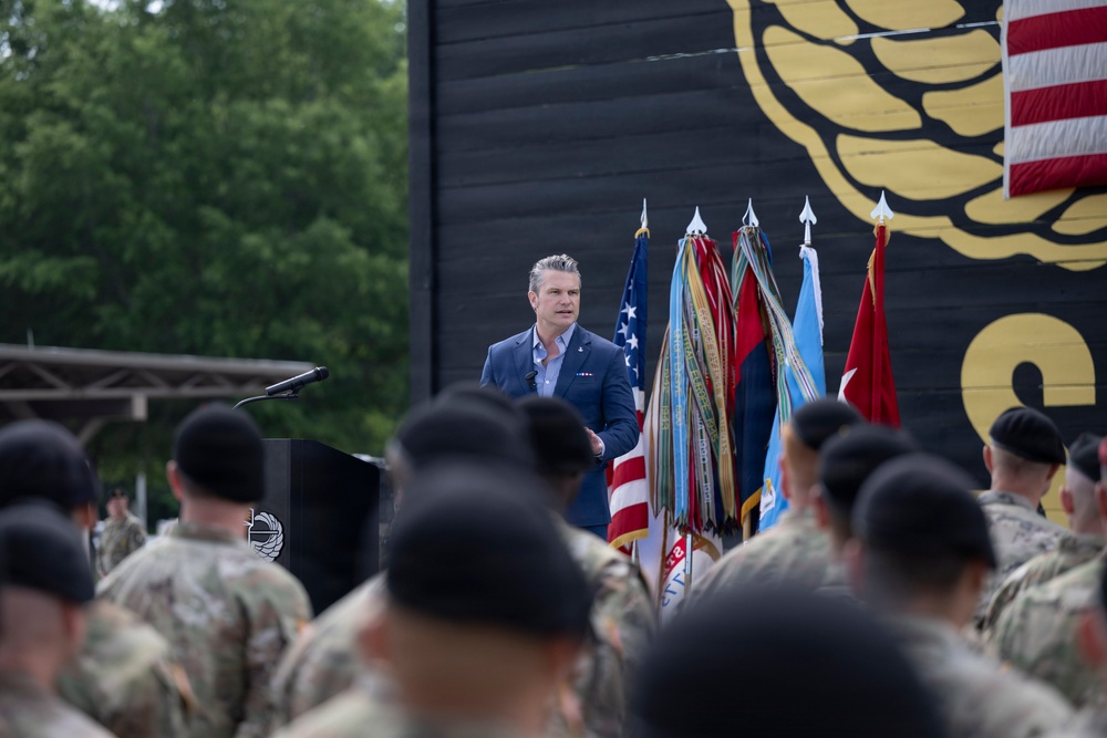 SECWAR Travels to Ft Campbell