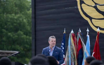 SECWAR Travels to Ft Campbell