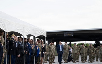 SECWAR Travels to Ft Campbell