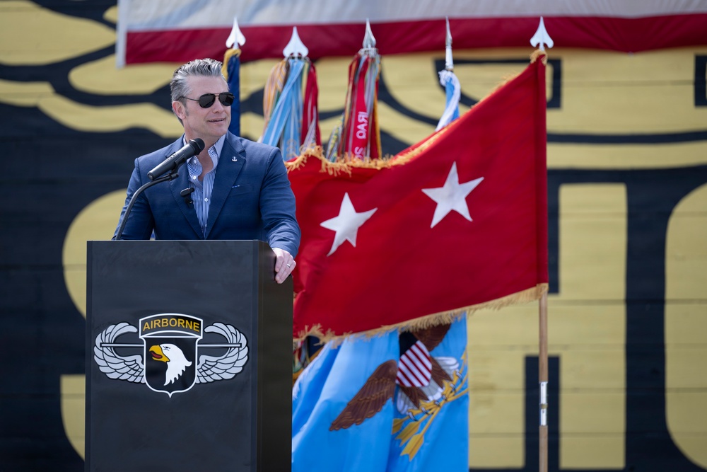 SECWAR Travels to Ft Campbell