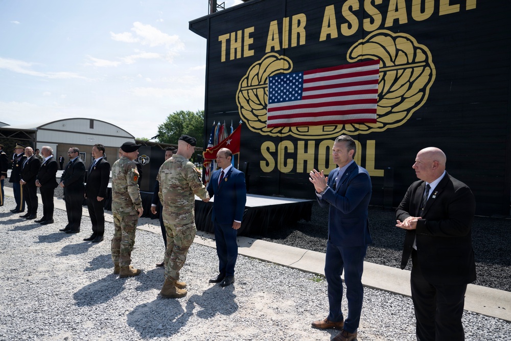 SECWAR Travels to Ft Campbell