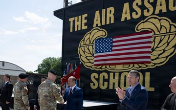 SECWAR Travels to Ft Campbell