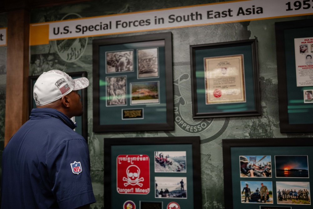 1st Special Forces Group (Airborne) conducts leadership development forum with the Seattle Seahawks coaching staff