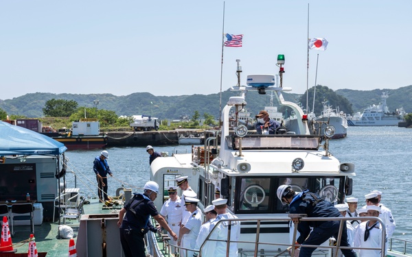USS Howard (DDG 83) hosts local dignitaries at Shimoda, Japan during 87th annual Black Ship Festival