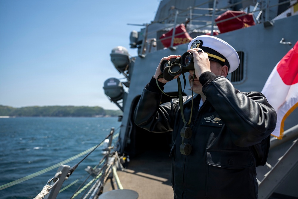 USS Howard (DDG 83) hosts local dignitaries at Shimoda, Japan during 87th annual Black Ship Festival