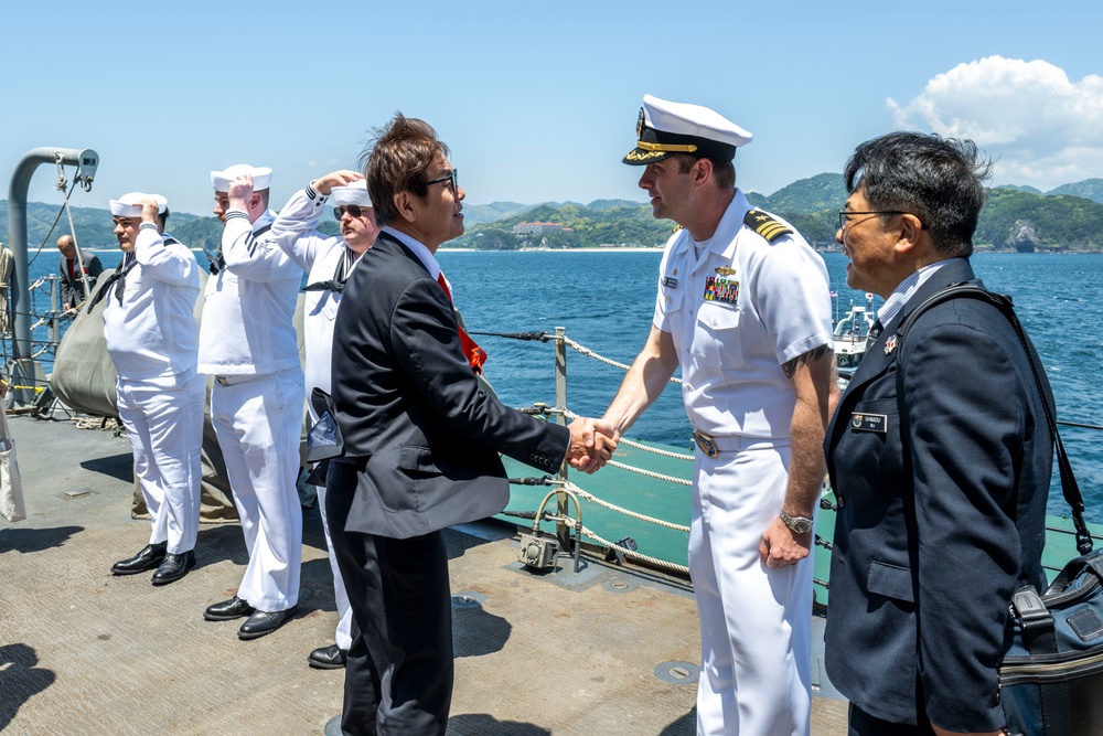 USS Howard (DDG 83) hosts local dignitaries at Shimoda, Japan during 87th annual Black Ship Festival