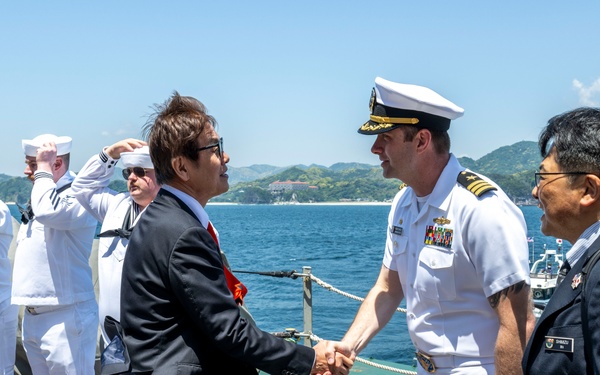 USS Howard (DDG 83) hosts local dignitaries at Shimoda, Japan during 87th annual Black Ship Festival