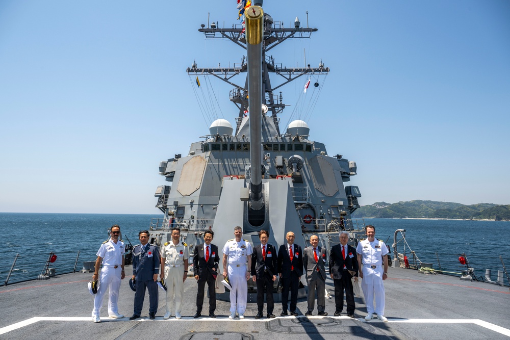 USS Howard (DDG 83) hosts local dignitaries at Shimoda, Japan during 87th annual Black Ship Festival