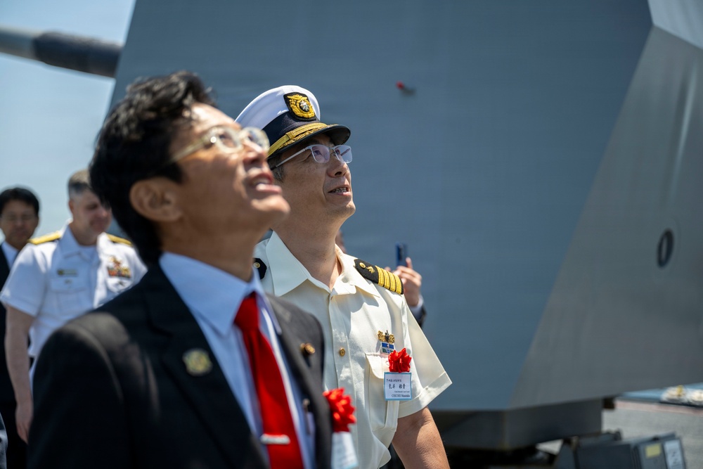USS Howard (DDG 83) hosts local dignitaries at Shimoda, Japan during 87th annual Black Ship Festival