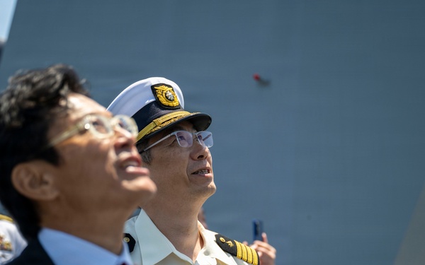USS Howard (DDG 83) hosts local dignitaries at Shimoda, Japan during 87th annual Black Ship Festival