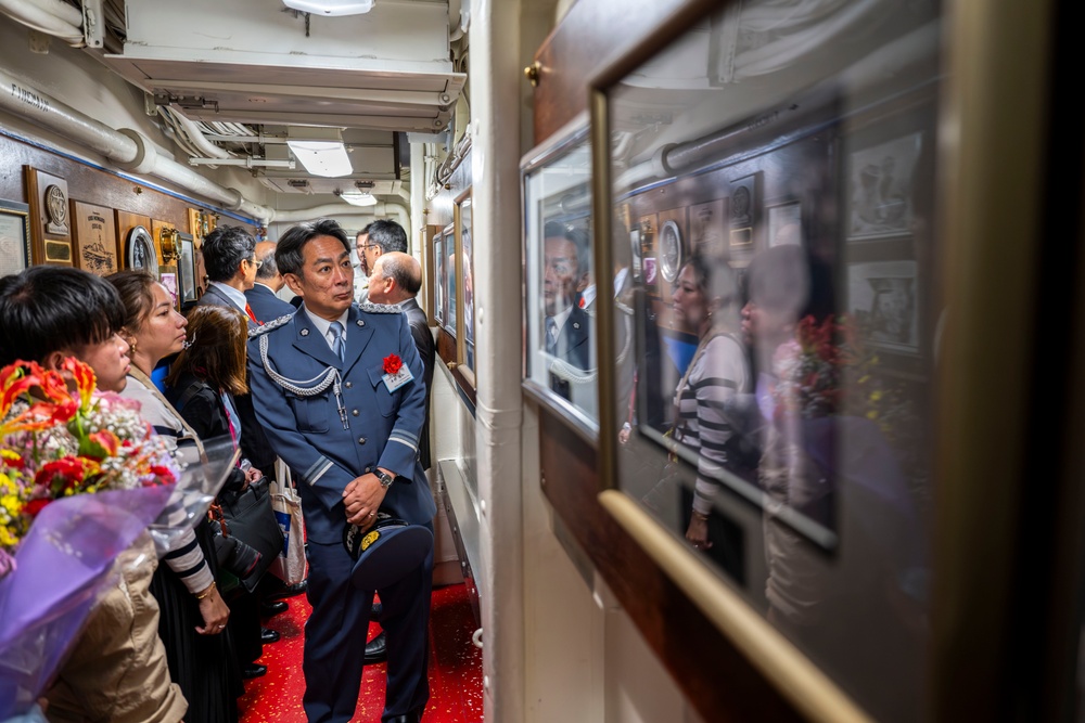 USS Howard (DDG 83) hosts local dignitaries at Shimoda, Japan during 87th annual Black Ship Festival