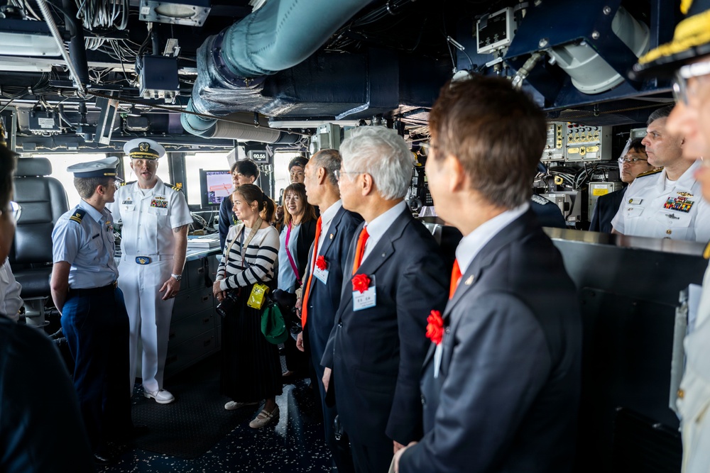 USS Howard (DDG 83) hosts local dignitaries at Shimoda, Japan during 87th annual Black Ship Festival