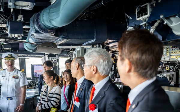 USS Howard (DDG 83) hosts local dignitaries at Shimoda, Japan during 87th annual Black Ship Festival