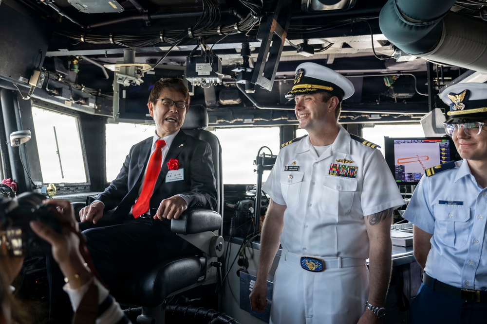 USS Howard (DDG 83) hosts local dignitaries at Shimoda, Japan during 87th annual Black Ship Festival
