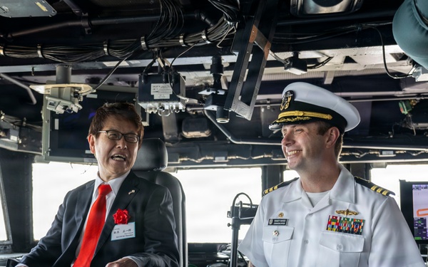 USS Howard (DDG 83) hosts local dignitaries at Shimoda, Japan during 87th annual Black Ship Festival