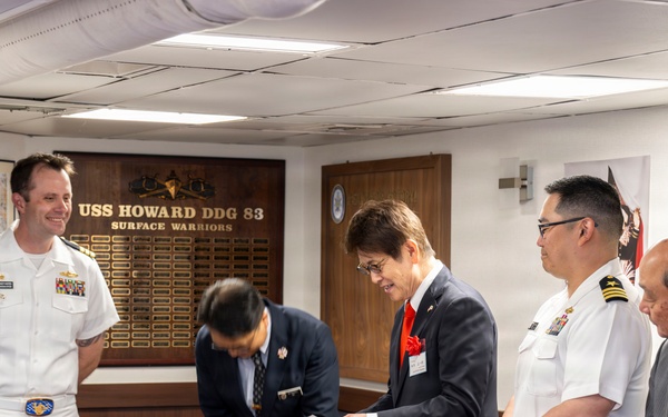 USS Howard (DDG 83) hosts local dignitaries at Shimoda, Japan during 87th annual Black Ship Festival