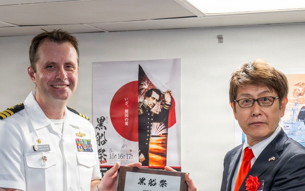 USS Howard (DDG 83) hosts local dignitaries at Shimoda, Japan during 87th annual Black Ship Festival