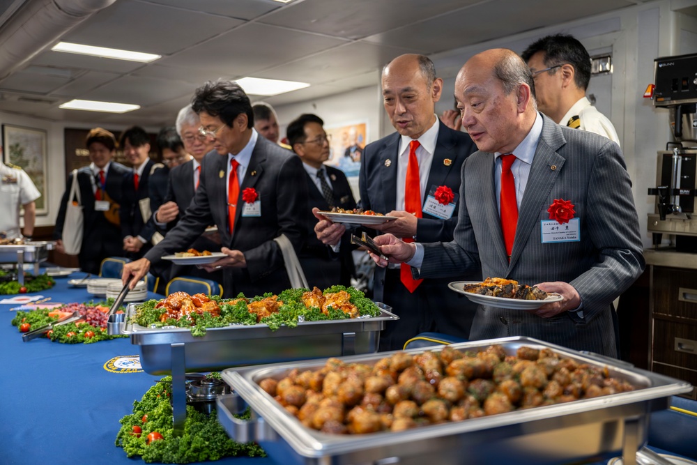 USS Howard (DDG 83) hosts local dignitaries at Shimoda, Japan during 87th annual Black Ship Festival