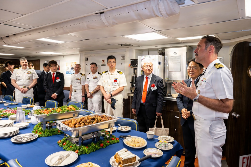 USS Howard (DDG 83) hosts local dignitaries at Shimoda, Japan during 87th annual Black Ship Festival