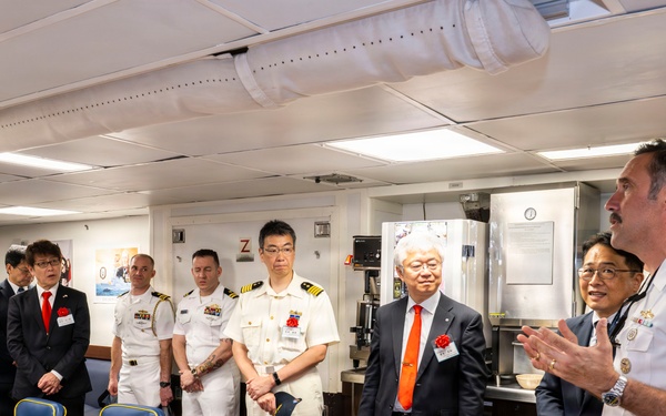 USS Howard (DDG 83) hosts local dignitaries at Shimoda, Japan during 87th annual Black Ship Festival