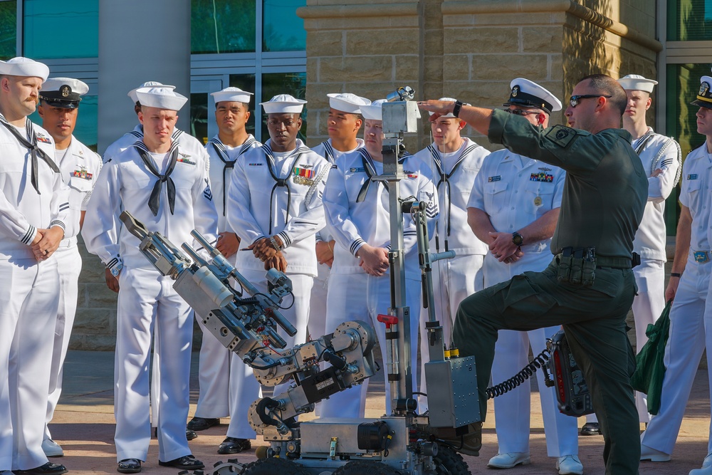 Charlotte Navy Week Sailors participate in CMPD training events