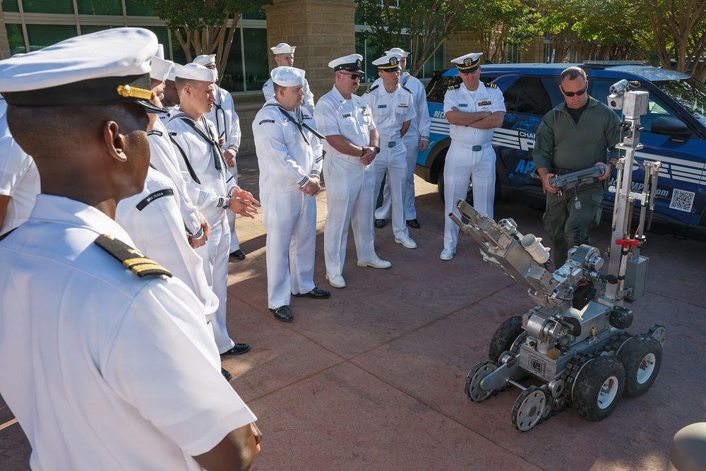 Charlotte Navy Week Sailors participate in CMPD training events