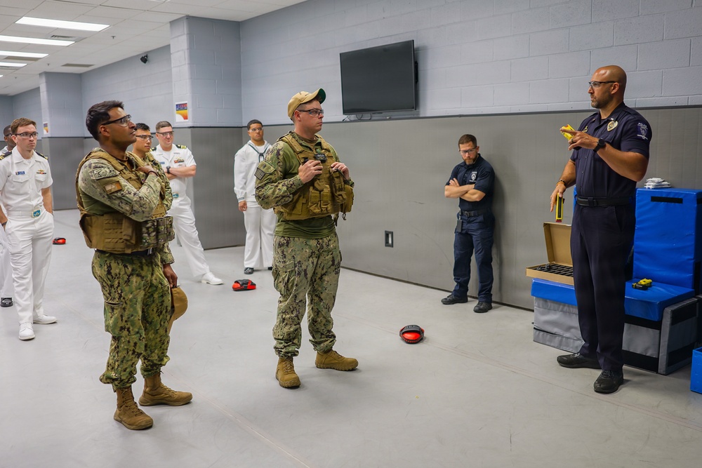 Charlotte Navy Week Sailors participate in CMPD training events