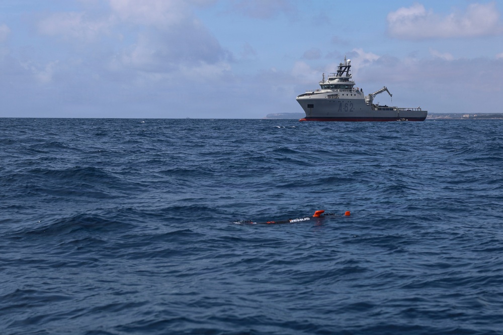 A MK 18 Mod 1 Unmanned Underwater Vehicle operates alongside ESPS Cartagena during ESP MINEX-26