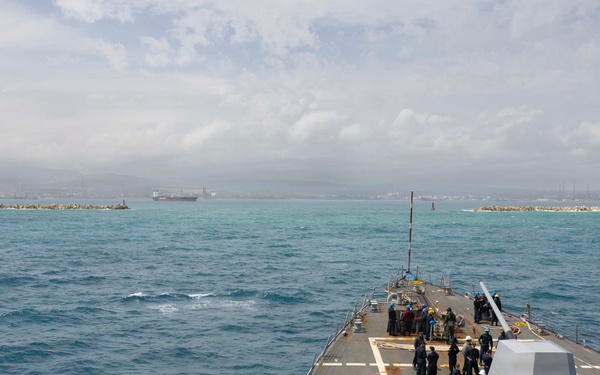 USS Bulkeley (DDG 84) pulls into Augusta Bay, Italy, April 16, 2026