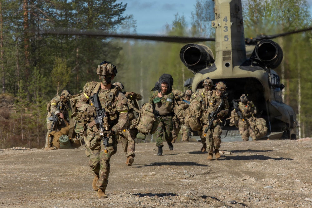 U.S. Soldiers execute multinational infiltration exercise