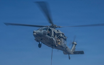 Abraham Lincoln Conducts a Vertical Replenishment with Alan Shepard