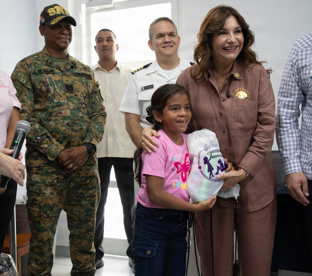 U.S. Service Members are joined by the U.S. Ambassador and First Lady at an Optometry Giveaway in Panama City
