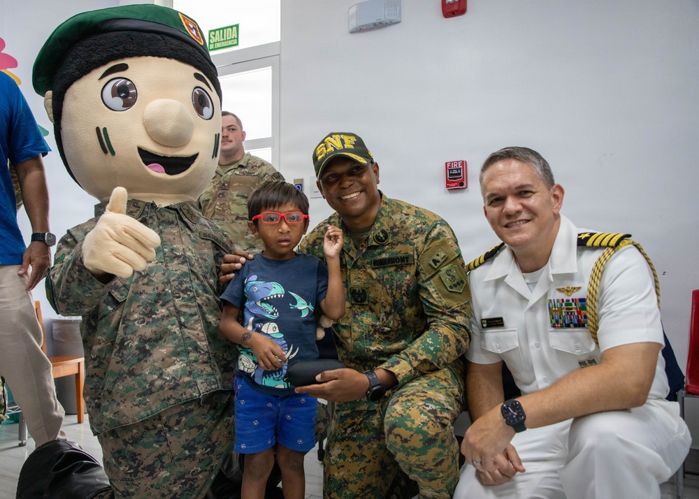 U.S. Service Members are joined by the U.S. Ambassador and First Lady at an Optometry Giveaway in Panama City
