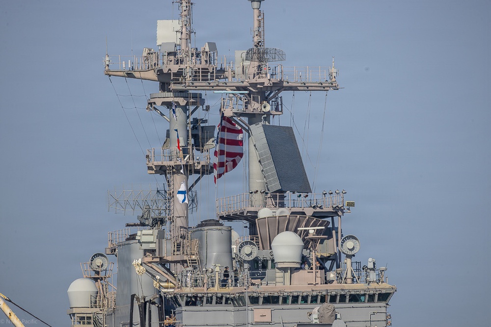 USS Essex (LHD 2) arrives in Los Angeles for LA Fleet Week