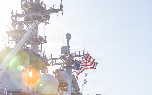 USS Essex (LHD 2) arrives in Los Angeles for LA Fleet Week
