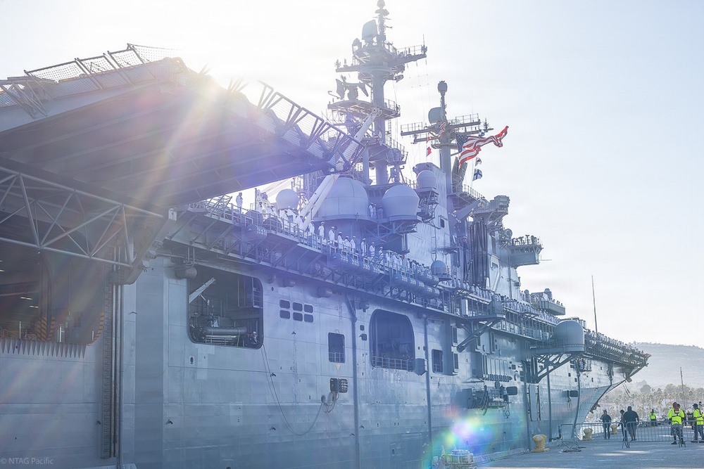 USS Essex (LHD 2) arrives in Los Angeles for LA Fleet Week