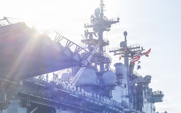 USS Essex (LHD 2) arrives in Los Angeles for LA Fleet Week