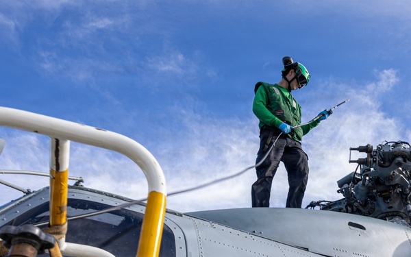 USS Mustin conducts helicopter maintenance