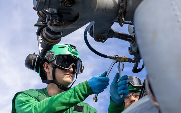 USS Mustin conducts helicopter maintenance
