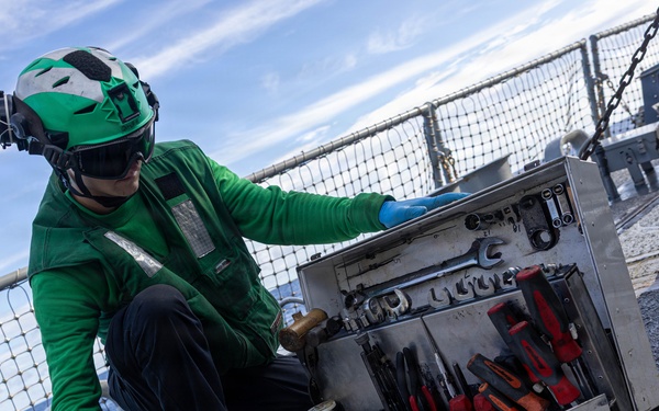 USS Mustin conducts helicopter maintenance