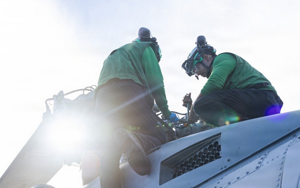 USS Mustin conducts helicopter maintenance