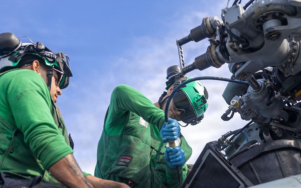 USS Mustin conducts helicopter maintenance