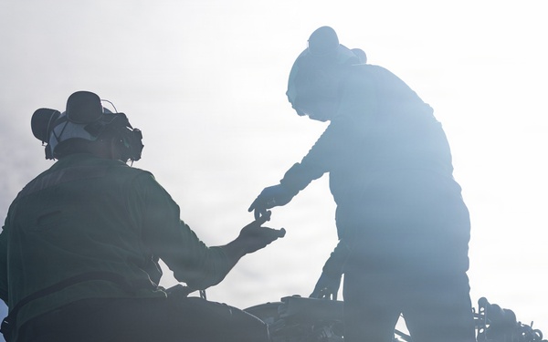 USS Mustin conducts helicopter maintenance