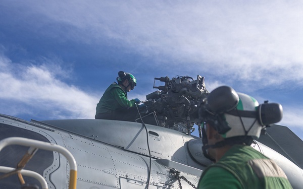 USS Mustin conducts helicopter maintenance