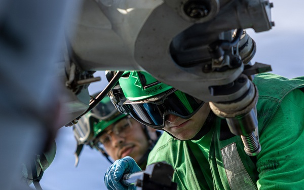 USS Mustin conducts helicopter maintenance