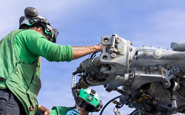 USS Mustin conducts helicopter maintenance