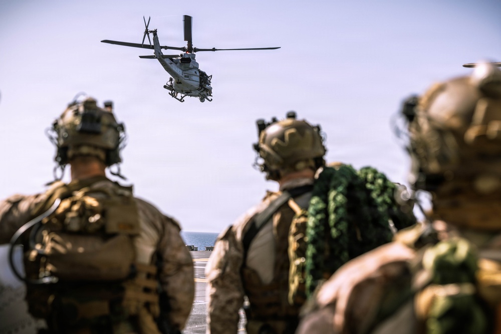 31st MEU | Maritime Raid Force Fast Roping